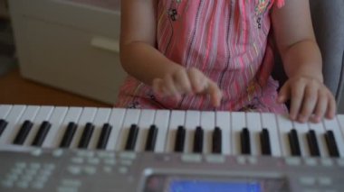 Çocuk piyano çalıyor, sentezleyici. Yüksek kaliteli FullHD görüntüler