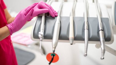 Diş matkabı ve ekipmanlı dişçi, yakın plan. Yüksek kalite fotoğraf