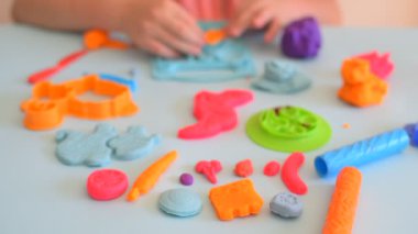 Renkli kil. Çocuk elleri renkli kille oynuyor. Plastiksin. Hamur oyna.