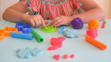 Renkli kil. Çocuk elleri renkli kille oynuyor. Plastiksin. Hamur oyna.