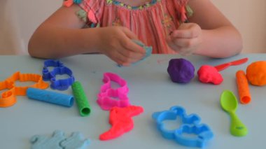 Renkli kil. Çocuk elleri renkli kille oynuyor. Plastiksin. Hamur oyna.