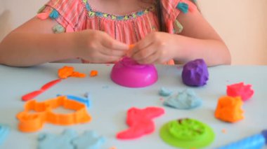 Renkli killi çocuk. Childs elleri renkli kille oynuyor.