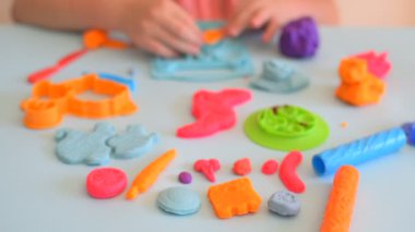 Renkli killi çocuk. Childs elleri renkli kille oynuyor.