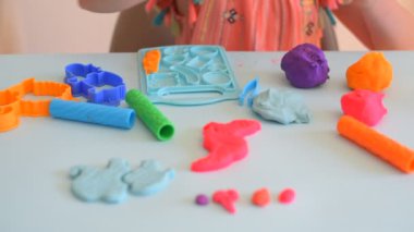 Renkli killi çocuk. Childs elleri renkli kille oynuyor.