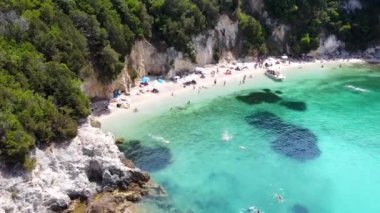 Güzel bir kumsalda insansız hava aracı uçurmak. Yüksek kaliteli FullHD görüntüler