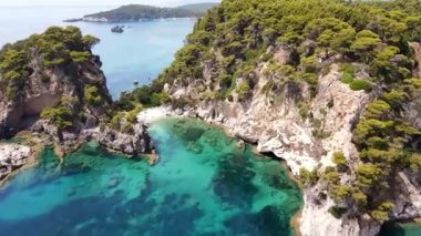 Güzel bir göl üzerinde İHA uçurmak. Yüksek kalite 4K görüntü