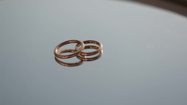 ガラスに金の指輪を結婚式 高品質のフルHd映像 — ストック動画