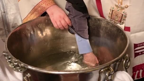 Два Священики Благословляють Воду Дитячого Хрещення Високоякісні Fullhd Кадри — стокове відео