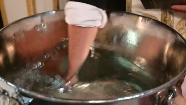 司祭は赤ん坊のバプテスマのために水を祝福します 高品質のフルHd映像 — ストック動画