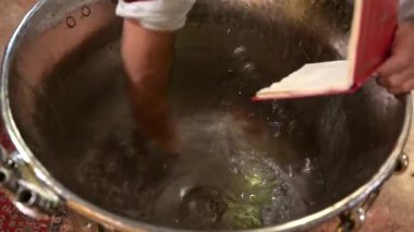 Rahipler bebek vaftiz töreni için suyu kutsar. Yüksek kaliteli FullHD görüntüler