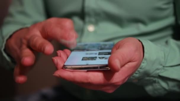 Чоловік Використовує Свій Мобільний Телефон Високоякісні Fullhd Кадри — стокове відео