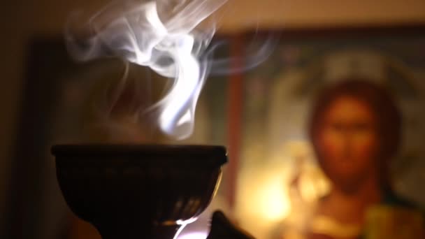 从教堂的香炉喷出的浓烟 慢动作 — 图库视频影像