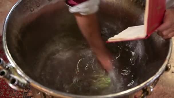 Rahipler Bebek Vaftiz Töreni Için Suyu Kutsar Yüksek Kaliteli Fullhd — Stok video