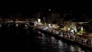 Gemi Chios adasının rıhtımına doğru yola çıktı. Gece video çekimi.
