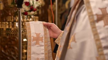 Bir rahip kilise ayini düzenliyor. Yakın plan..