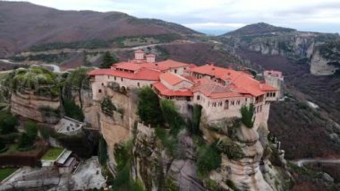 Yunanistan 'daki Meteora Manastırları üzerinde uçuş.