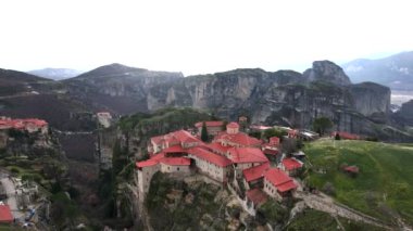 Meteora Yunanistan 'ın merkezinde yer almaktadır. Manastırlar yerden yüzlerce metre yükseğe yükselen devasa kaya oluşumlarının üzerinde yer alıyor. Bu da gerçeküstü ve neredeyse diğer dünyalardan bir manzara yaratıyor..