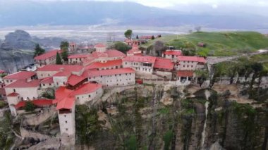 Meteora Yunanistan 'ın merkezinde yer almaktadır. Manastırlar yerden yüzlerce metre yükseğe yükselen devasa kaya oluşumlarının üzerinde yer alıyor. Bu da gerçeküstü ve neredeyse diğer dünyalardan bir manzara yaratıyor..
