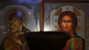 Kilise simgelerinin arka planında bir merkezden gelen dumanlar.