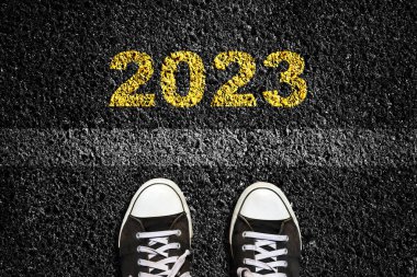 2022 yılı. 2023. Asfalt yoldaki numaralar. Başlangıç çizgisi. Yeni yıl konsepti. İş için. Tatil Arkaplanı