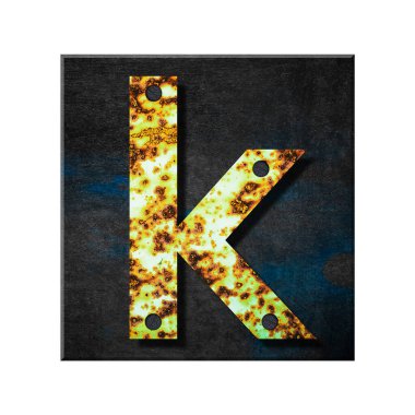 K harfi, küçük harf. Harflerden alfabe, paslı demirden tahta üzerinde. Beyaz arka planda izole edilmiş. Eğitim. Tasarım ögesi.