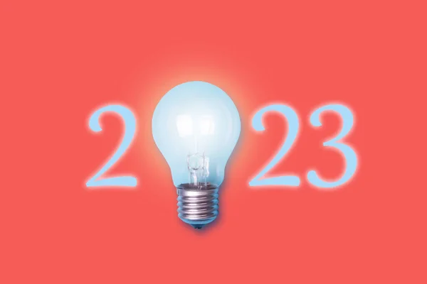 2023 Nummer Och Glödande Glödlampa Orange Bakgrund Begreppet Nya Idéer — Stockfoto