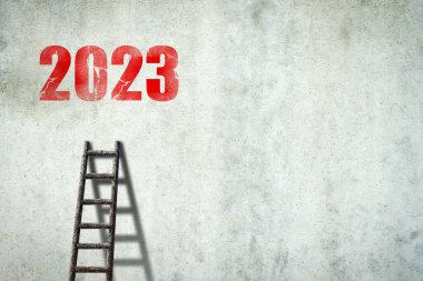 2023. Duvardaki sayılar ve merdivenler. Uzayı kopyala Hedefe ulaşmak ve yeni yılda başarılı olmak. Tatillerde. İş için. Arkaplan.