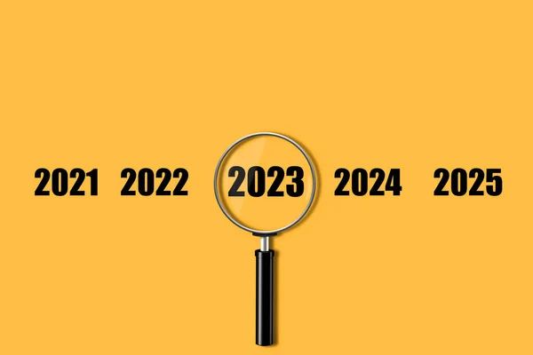 2021 2022 2023 2024 2025 Aantal Vergrootglas Een Oranje Achtergrond — Stockfoto