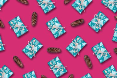 Noel konileri ve parlak pembe arka planda hediyeler. Noel arkaplanı. Neşeli arkaplan.