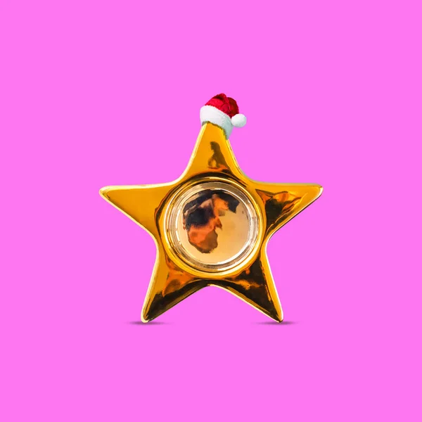 Золотая Звезда Шляпе Санта Клауса Ярко Розовом Фоне Скопировать Пространство — стоковое фото