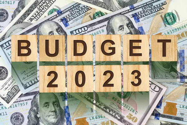 Budżet 2023 Słowa Drewnianych Blokach Tle Banknotów Dolarowych Interesy Finanse — Zdjęcie stockowe