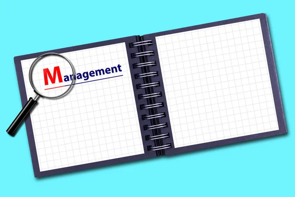 Concept Van Het Management Kladblok Vergrootglas Geïsoleerd Een Blauwe Achtergrond — Stockfoto