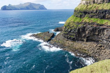 Kayaların arasında güzel bir körfez. Faroe Adaları. Danimarka. Avrupa. Deniz Burnu. Deniz arkaplanı.