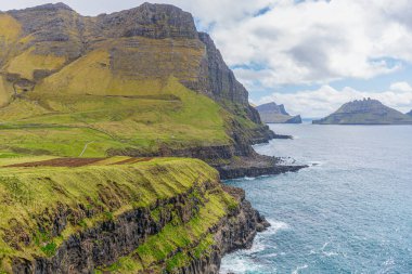 Kayaların arasında güzel bir körfez. Faroe Adaları. Danimarka. Avrupa. Deniz Burnu. Deniz arkaplanı.