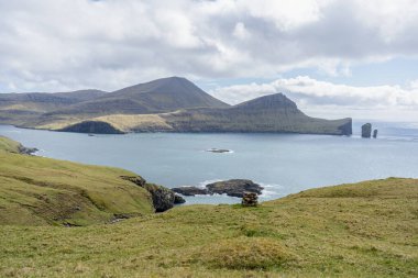 Kayaların arasında güzel bir körfez. Faroe Adaları. Danimarka. Avrupa. Deniz Burnu. Deniz arkaplanı.