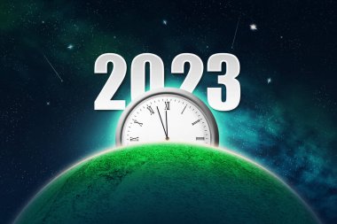 2023. Soyut Noel arkaplanı, kozmik gökyüzünde bir gezegen ve saat 12: 00 yönünde oklu bir saat. Soyut şenlik arka planı. Arkaplan.