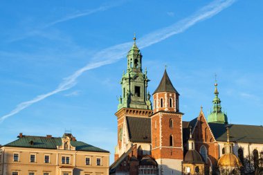 Mavi gökyüzüne karşı eski güzel kilise. Polonya Avrupa mimarisi Krakow 'daki Wawel Hill' deki St. Stanislaw ve Vaclav Bazilikası veya Wawel Katedrali. Krakow 'un manzarası. Polonya.