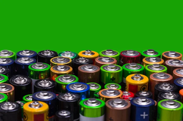 Usato Batterie Diverse Primo Piano Copia Spazio Sfondo Verde Concetto — Foto Stock
