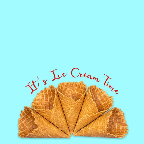 Leere Waffelkegel Mit Pastellblauem Hintergrund Kopierraum Eiszeit Konzept Essen Dessert — Stockfoto