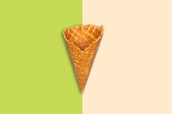 Eistüte Auf Pistazienbeigem Hintergrund Sommerferienkonzept Essen Dessert — Stockfoto