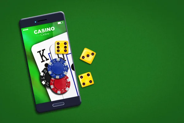 在智能手机屏幕上玩扑克 扑克和骰子 绿色背景 复制空间 在线赌场的概念 — 图库照片