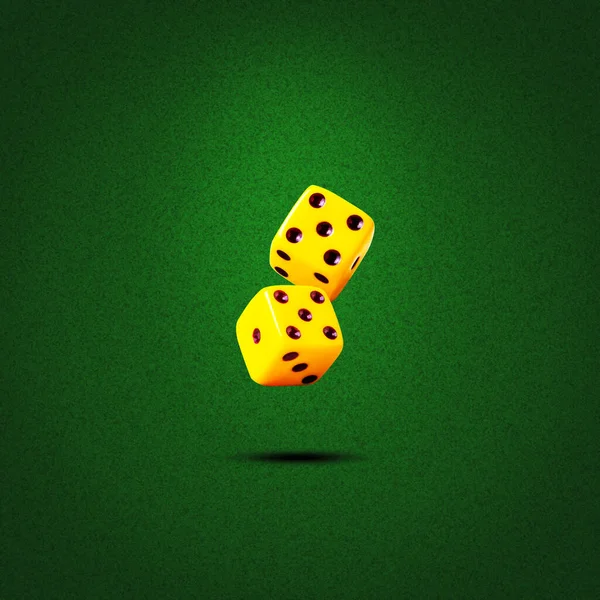 Gelbe Spielwürfel Auf Grünem Hintergrund Glücksspiel Poker Brettspiele — Stockfoto