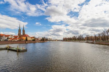 Wroclaw Old Town 'a bakın. Odra nehri üzerindeki St. John Katedrali ve adası. Wroclaw Polonya.