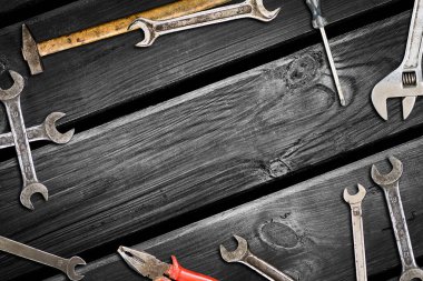 Eski ahşap arka planda çeşitli aletler. Uzayı kopyala Babalar Günü, Tamirci. Arkaplan