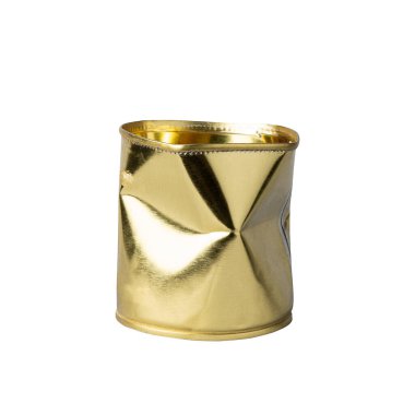 Buruşmuş sarı teneke kutu beyaz arka planda izole edilmiş. Geri dönüşüm. Nesneler.