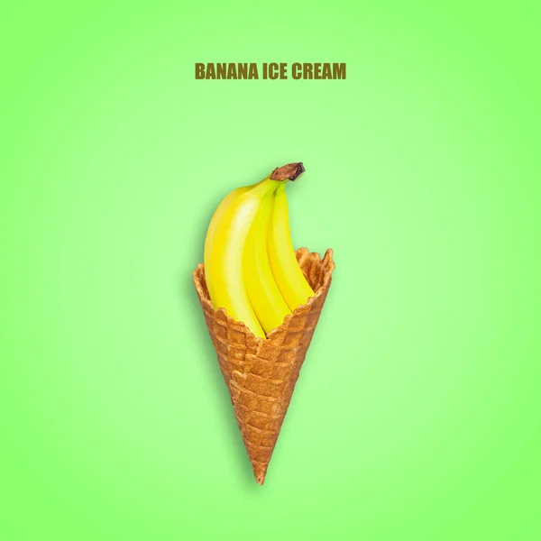 Bananes Dans Cône Crème Glacée Sur Fond Vert Vif Concept — Photo