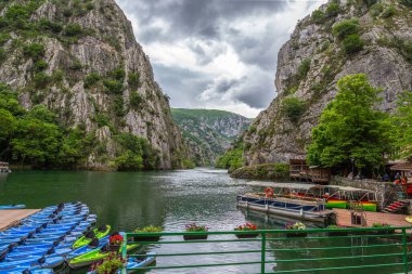 Kuzey Makedonya. Popüler bir turizm beldesi Matka Kanyonu 'dur. Çekicilik. Seyahatler. Avrupa.