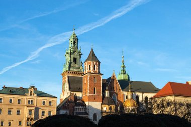 Mavi gökyüzüne karşı eski güzel kilise. Polonya Avrupa mimarisi Krakow 'daki Wawel Hill' deki St. Stanislaw ve Vaclav Bazilikası veya Wawel Katedrali. Krakow 'un manzarası. Polonya.