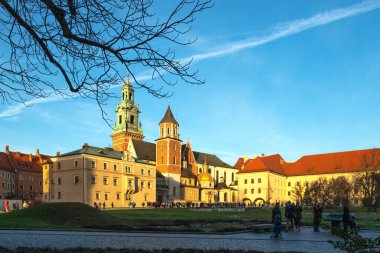 Krakow, Polonya 1 Ocak 2023. Mavi gökyüzüne karşı eski güzel kilise. St. Stanislaw ve Vaclav Bazilikası veya Wawel Krakow 'daki Wawel Katedrali, Polonya Avrupa mimarisi.