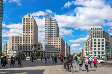 Berlin. Almanya. 7 Mayıs. 2023. Berlin. Güzel, modern cam binalar. Avrupa Mimari Gezileri